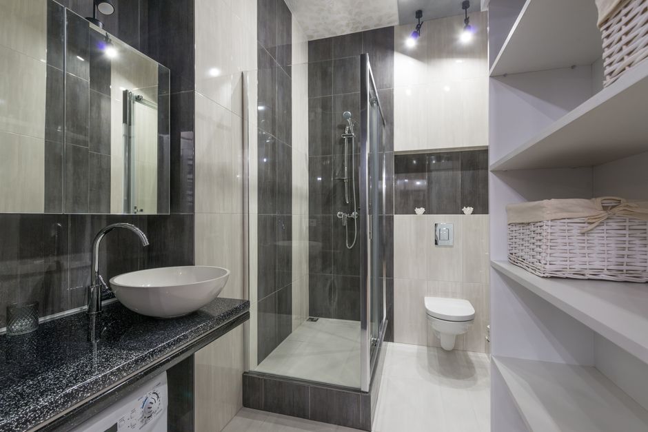Kleine badkamer met slimme opbergruimtes. Kleine badkamer met slimme opbergruimtes.