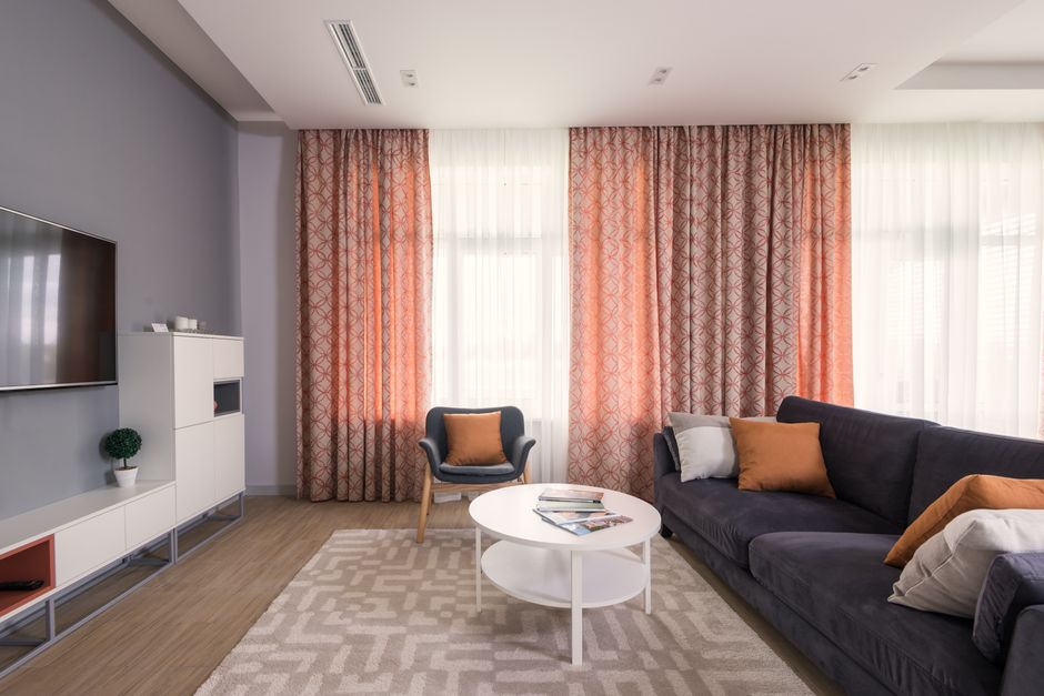 Oranje gordijnen met patroon in moderne eetkamer. Oranje gordijnen met patroon in moderne eetkamer.