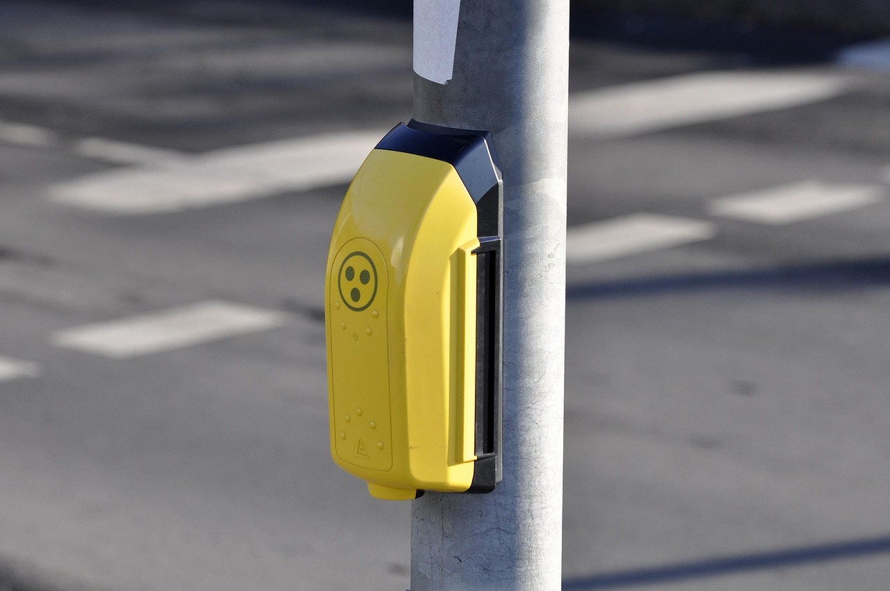 Zonlicht door halfopen rolgordijnen in keuken.