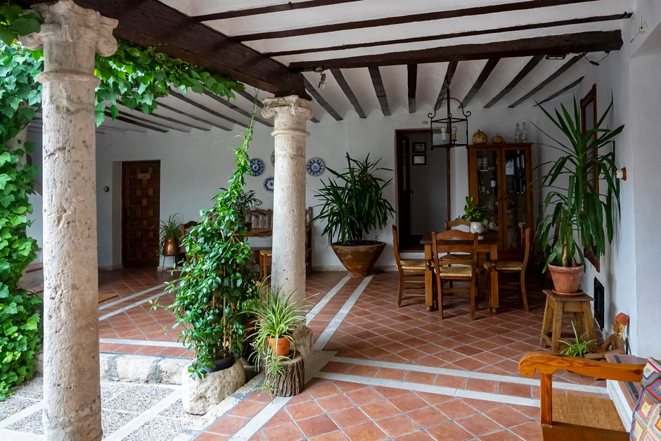 Sfeervol zomers interieur met warme terracotta vloer. Sfeervol zomers interieur met warme terracotta vloer.