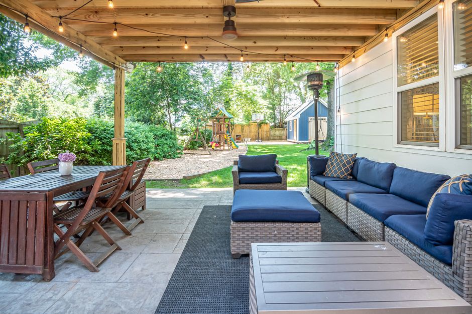Stijlvolle pergola met automatische zonwering.