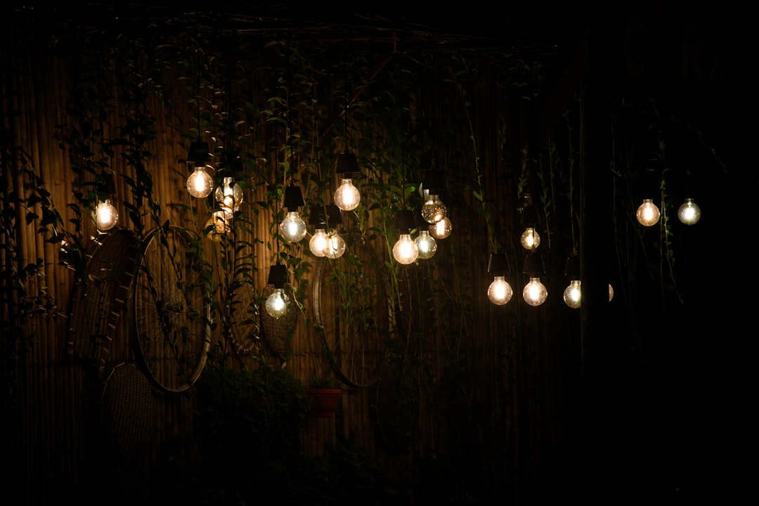 Hangende lantaarns verlichten sfeervolle zomeravondtuin. Hangende lantaarns verlichten sfeervolle zomeravondtuin.