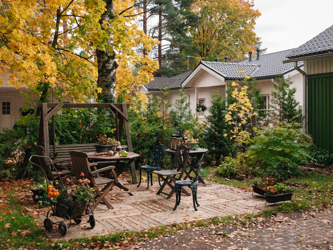 Insectenhotel van hout met herfstbladeren. Insectenhotel van hout met herfstbladeren.