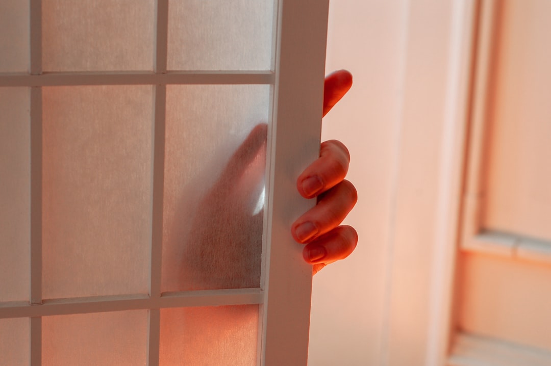 Gezandstraalde raamstickers versterken privacy thuis.