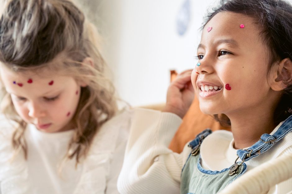 Glimmende sterren muurstickers in kleurrijke kinderkamer.
